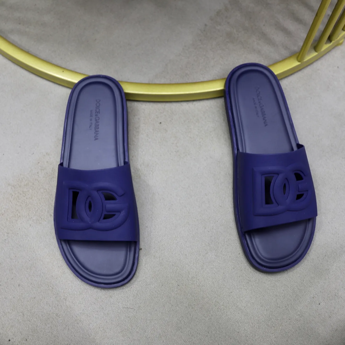 Ex-factory price: 340💰🙅‍♂️🙅‍♂️🙅‍♂️ Brand: DG Standard code: 38-44 (45 customized) Grade: Same as the official website Material: Original leather design Original lightweight wear-resistant molded outsole Style category: Men's fashion sandals Distinguished luxury brand elements Top luxury Color: Actual picture color